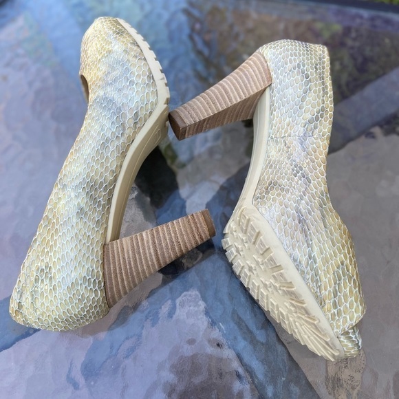 Aquatalia Rio-V Peep Toe Pumps, 7.5 - Picture 11 of 11